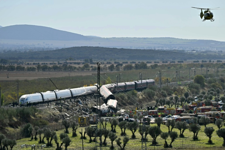 Des équipes de secours sur les lieux d’une collision entre deux trains à grande vitesse, le 28 octobre 2026 entre Urda et Los Yébenes, dans la province de Tolède, en Espagne ( AFP / Javier SORIANO )