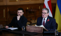 Le Premier ministre britannique Keir Starmer (d) et le président ukrainien Volodymyr Zelensky lors d'une réunion de la "Coalition des volontaires" des partenaires internationaux sur l'Ukraine, le 24 octobre 2025 à Londres ( POOL / HENRY NICHOLLS )