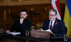 Le Premier ministre britannique Keir Starmer (d) et le président ukrainien Volodymyr Zelensky lors d'une réunion de la "Coalition des volontaires" des partenaires internationaux sur l'Ukraine, le 24 octobre 2025 à Londres ( POOL / HENRY NICHOLLS )