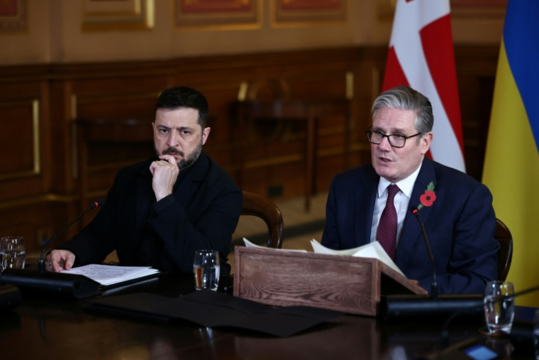 Le Premier ministre britannique Keir Starmer (d) et le président ukrainien Volodymyr Zelensky lors d'une réunion de la "Coalition des volontaires" des partenaires internationaux sur l'Ukraine, le 24 octobre 2025 à Londres ( POOL / HENRY NICHOLLS )