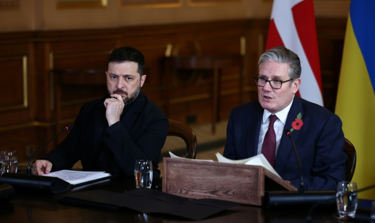Le Premier ministre britannique Keir Starmer (d) et le président ukrainien Volodymyr Zelensky lors d'une réunion de la "Coalition des volontaires" des partenaires internationaux sur l'Ukraine, le 24 octobre 2025 à Londres ( POOL / HENRY NICHOLLS )