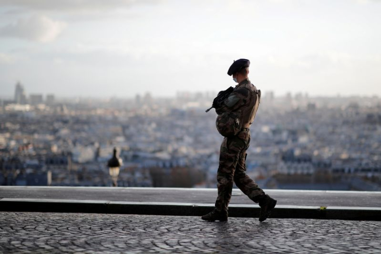 Un soldat français de l'opération de sécurité Sentinelle patrouille dans les rues de Paris