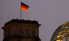 Le drapeau allemand flottant au sommet du Reichstag