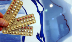Les autorités sanitaires américaines se penchent jeudi sur les traitements hormonaux contre les effets de la ménopause, dont elles pourraient encourager l'utilisation, pourtant débattue depuis des années en raison, notamment, de risques accrus de cancer du sein ( AFP / MYCHELE DANIAU )