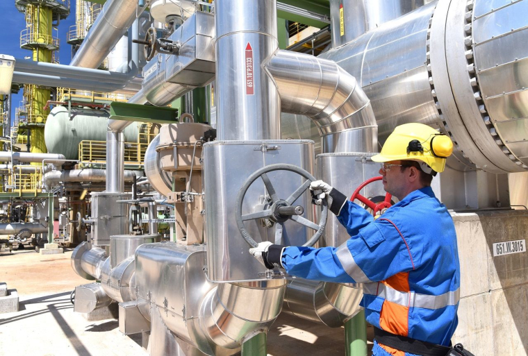 Sur le plan économique, l'ensemble de ces tensions se coagulent au niveau des prix du pétrole qui pourraient s'envoler, en raison de la spéculation financière, d'une baisse de la production saoudienne ou d'un blocus plus ou moins explicite du détroit d'Ormuz. (Crédits photo : Adobe Stock - )