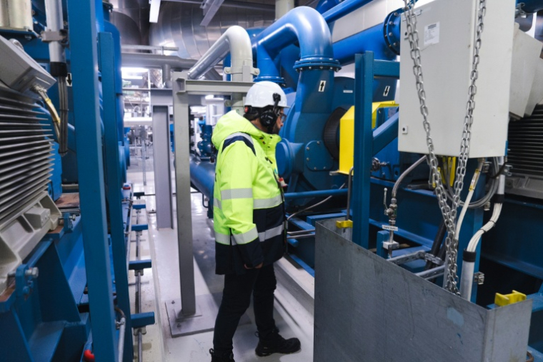 Philippe Bordarier, directeur général de l'exploitant nucléaire Teollisuuden Voima Oyj (TVO), à la centrale nucléaire d'Olkiluoto 3, à Eurajoki en Finlande, le 18 mai 2026 ( AFP / Alessandro RAMPAZZO )