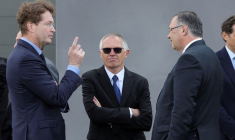 Ola Källenius,  Patrick Pouyanne  et Carlos Tavares, directeur général de Stellantis, lors de l'inauguration de la gigafactory d'Automotive Cells Company (ACC) à Billy-Berclau-Douvrin