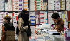 Une femme achète des médicaments dans une pharmacie à Kaboul, le 9 février 2026 en Afghanistan ( AFP / Wakil KOHSAR )