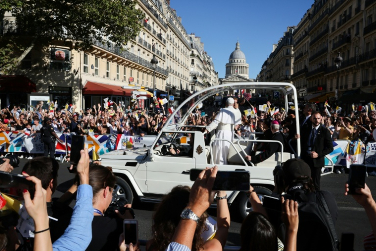 Le pape Léon XIV dans la papamobile lors de sa déambulation à Paris le 25 septembre 2026 ( AFP / Kiran RIDLEY )
