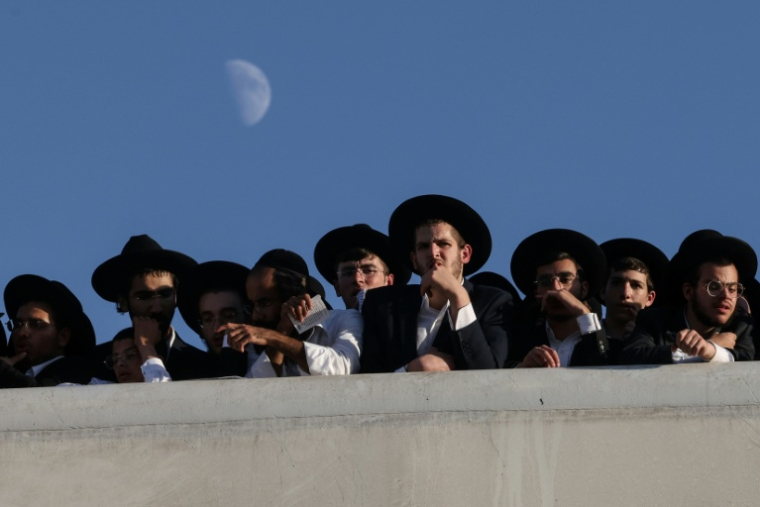 Des juifs ultra-orthodoxes se rassemblent dans la rue à Jérusalem, le 30 octobre 2025, pour protester contre la conscription, dont ils sont exemptés ( AFP / Ahmad GHARABLI )