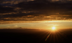 Le mont Blanc apparaît au-dessus des nuages au lever du soleil le 13 octobre 2026 ( AFP / JEFF PACHOUD )
