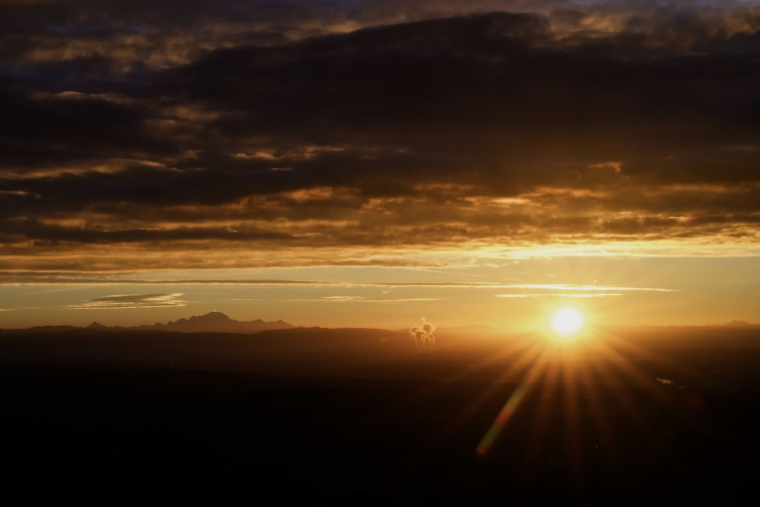 Le mont Blanc apparaît au-dessus des nuages au lever du soleil le 13 octobre 2026 ( AFP / JEFF PACHOUD )