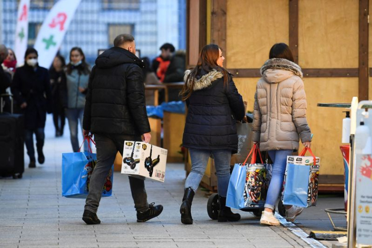 Des gens marchent près d'un centre commercial à Berlin