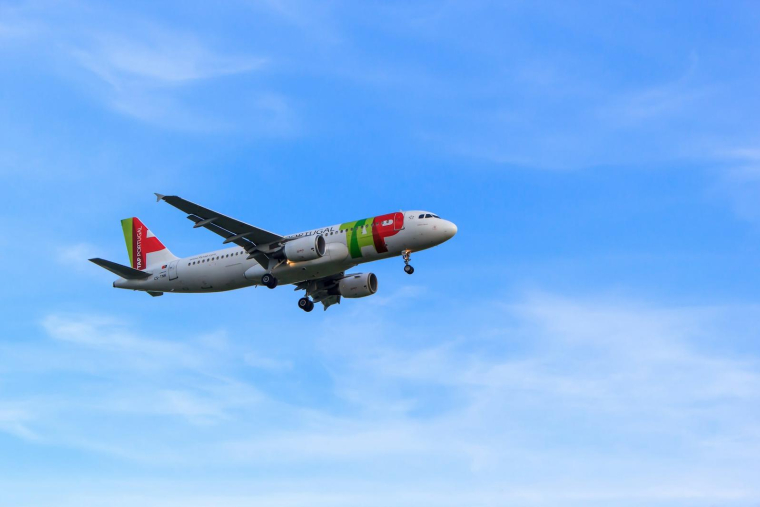 La compagnie portugaise compte plus de 7 000 salariés, dont 1 200 pilotes, et une centaine d’avions Airbus. (Crédits: Unsplash - Marc Najera)