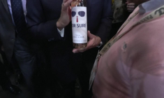 Macron reçoit une bouteille de rosé "For Sure" au salon Wine Paris