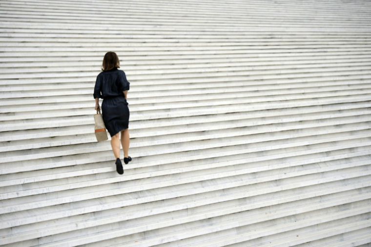 les adultes passent en moyenne 7 heures par jour dans des activités sans bouger (face à un écran, en voiture, assis au travail, etc) ( AFP / Martin BUREAU )