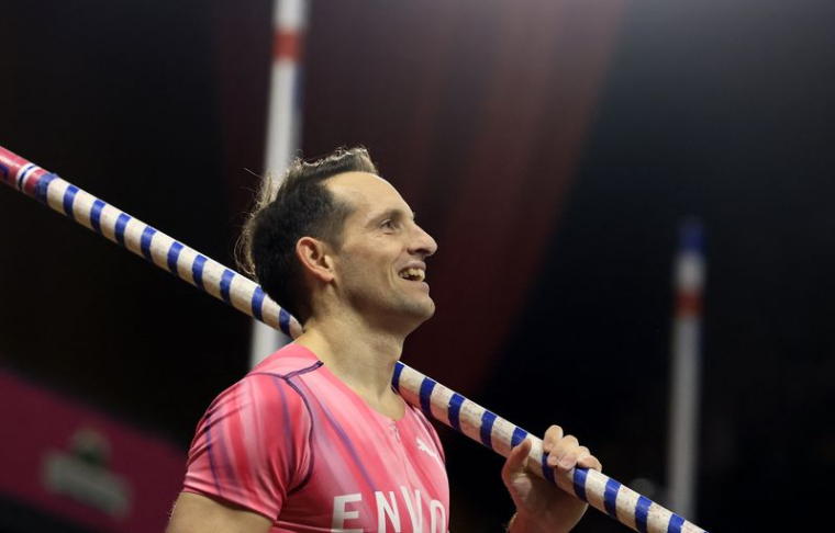 Le Français Renaud Lavillenie réagit lors du saut à la perche masculin