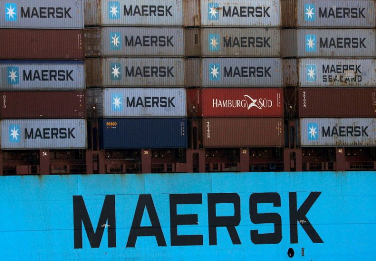 Photo d'archives de conteneurs d'expédition sur un navire de Maersk