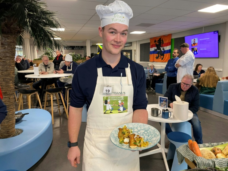 Le Néerlandais Robin van Laan pose lors du championnat du monde de snert, une soupe traditionnelle aux pois cassés, et de stamppot, une épaisse purée de légumes, organisé à Groningue, aux Pays-Bas, le 18 février 2026 ( AFP / Femke COLBORNE )