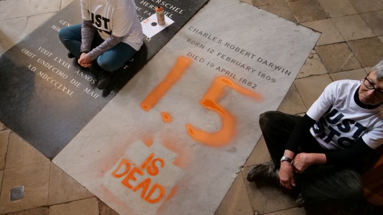 Des militants écologistes de "Just Stop Oil" après avoir peint sur la tombe de Charles Darwin à Londres