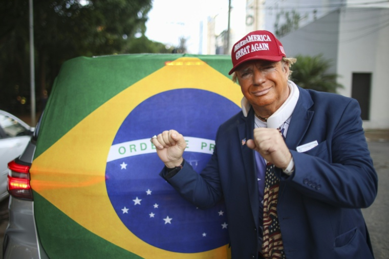 Un homme portant un masque de Donald Trump lors d'un rassemblement du candidat à la présidentielle Flavio Bolsonaro à Goiânia, au Brésil, le 27 septembre 2026 ( AFP / Sergio Lima )