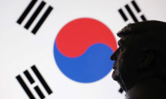 Une illustration montre un modèle miniature imprimé en 3D du président américain Donald Trump, le drapeau de la Corée du Sud