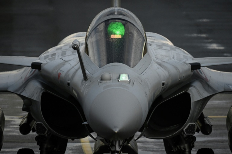 Un avion de combat Rafale stationne sur la base aérienne 120 de Cazaux, dans le sud-ouest de la France le 29 janvier 2026 ( AFP / Philippe LOPEZ )