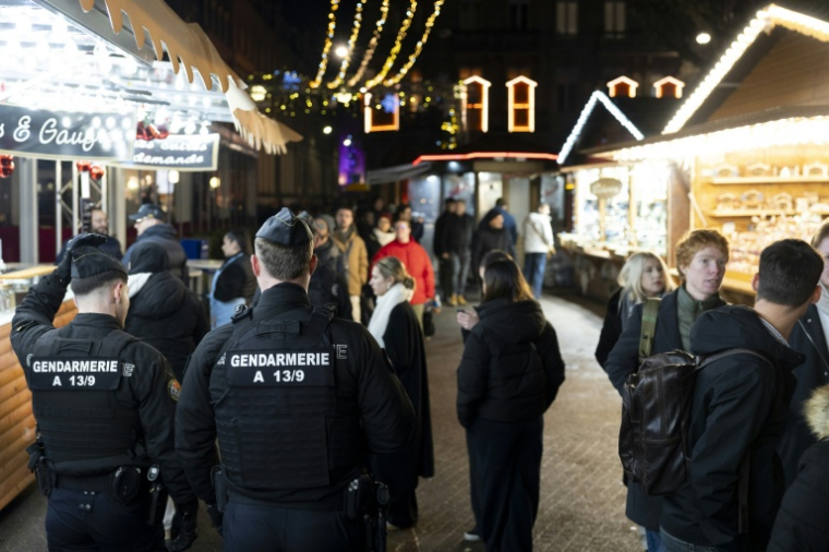 Des gendarmes patrouillent dans les allées du marché de Noël de Strasbourg, le 26 novembre 2025 dans le Bas-Rhin ( AFP / ROMEO BOETZLE )