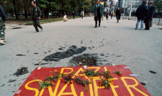 "Attention aux snipers", est-il inscrit sur une banderole posée au sol de cette rue de Sarajevo à côté du cratère causé par l'explosion d'une grenade, le 1er novembre 1995, en hommages victimes de la guerre de Bosnie ( AFP / Odd ANDERSEN )