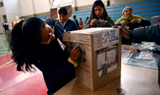Une assesseure ouvre une urne alors qu'elle se prépare à compter les votes après la fermeture d'un bureau lors de l'élection présidentielle, à La Paz le 17 août 2025. ( AFP / MARTIN BERNETTI )