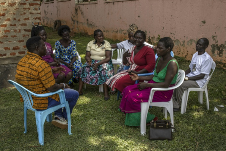 Stella Angel Lanam, 38 ans, directrice de l'ONG War Victims and Children Networking Initiative, s'entretient avec des survivants des enlèvements par l'Armée de résistance du Seigneur (LRA) au bureau de l'organisation à Gulu, dans le nord de l'Ouganda, le 4 septembre 2025 ( AFP / Stuart Tibaweswa )