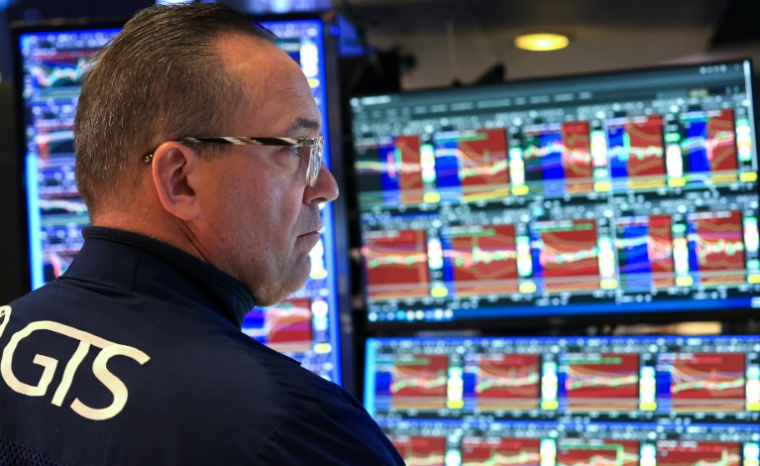 Un opérateur à la Bourse de New York le 20 avril 2026 ( AFP / TIMOTHY A. CLARY )