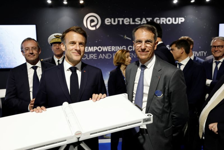 Le président français Emmanuel Macron pose sur le stand du groupe Eutelsat à l'aéroport du Bourget près de Paris