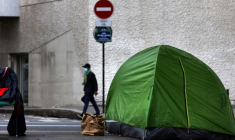 Du jamais vu depuis au moins trente ans: le taux de pauvreté a battu un record en 2023 en France métropolitaine où les inégalités se creusent selon l'Insee ( AFP / JOEL SAGET )