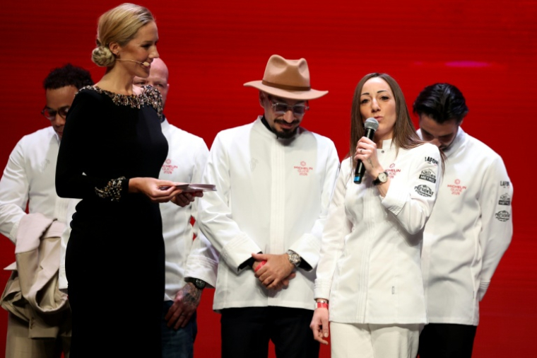 La cheffe française Coline Faulquier (2e à droite) prend la parole après avoir reçu une étoile lors de la cérémonie de remise des prix du Guide Michelin à Monaco, le 16 mars 2026 ( AFP / Valery HACHE )