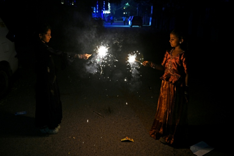 Des feux d'artifice lors des célébrations de Diwali, la fête hindoue des lumières, à New Delhi, le 20 octobre 2025 en Inde ( AFP / Sajjad HUSSAIN )