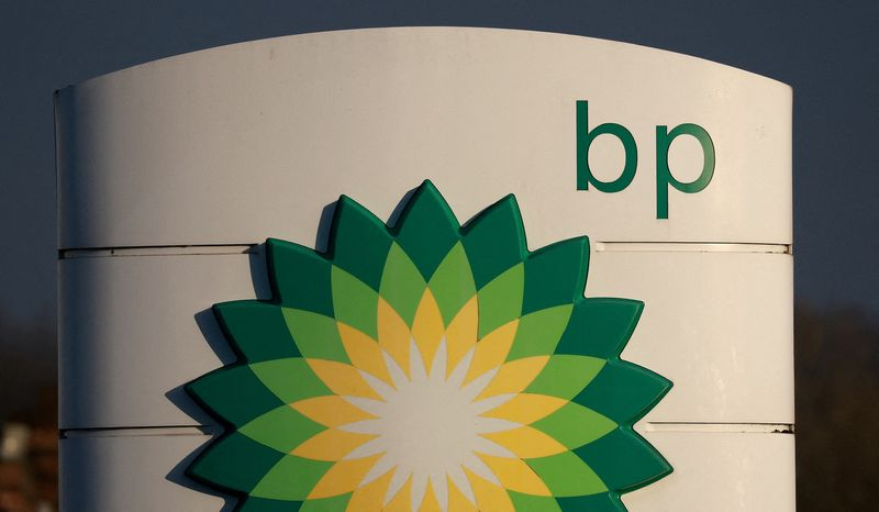 Un panneau est visible à l'extérieur d'une station-service BP à Liverpool