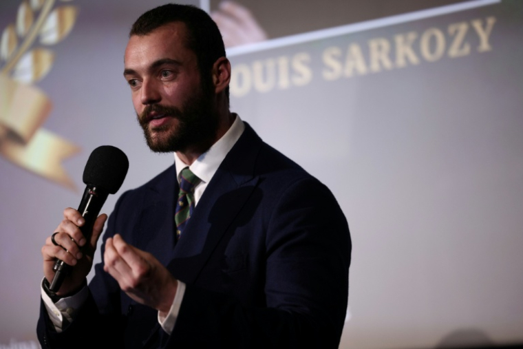 Louis Sarkozy, candidat aux municipales à Menton, en Côte d'Azur, lors d'un discours à Paris le 15 février 2026 ( AFP / Guillaume BAPTISTE )