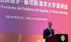 Le Premier ministre espagnol Pedro Sanchez prononce un discours à l'université Tsinghua de Pékin, le 13 avril 2026 ( POOL / ANDRES MARTINEZ CASARES )