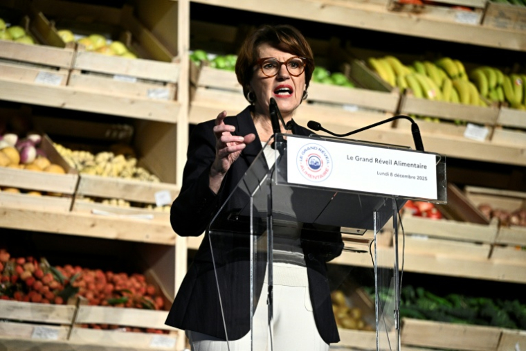 La ministre de l'Agriculture, Annie Genevard, lors d'un discours sur la souveraineté alimentaire au marché de gros de Rungis, le 8 décembre 2025 dans le Val-de-Marne ( AFP / JULIEN DE ROSA )