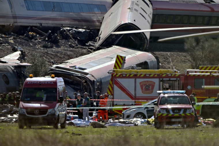 Des équipes de secours près de coprs de victimes sur les lieux d’une collision ferroviaire entre deux trains à grande vitesse, le 28 octobre 2026 entre Urda et Los Yébenes, dans la province de Tolède, en Espagne ( AFP / Javier SORIANO )