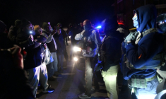 Des agents de l'ICE et des manifestants se font face à Minneapolis, dans le Minnesota, le 14 janvier 2026 ( AFP / Octavio JONES )