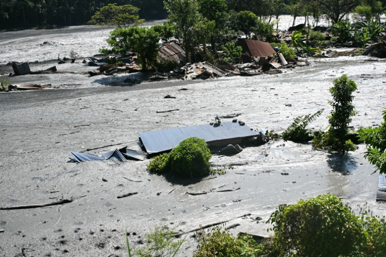 Des maisons en grande partie submergées par des boues sur les rives de la rivière Budhi Gandaki dans le district de Gorkha, au Népal, le 14 octobre 2026 ( AFP / Prakash MATHEMA )