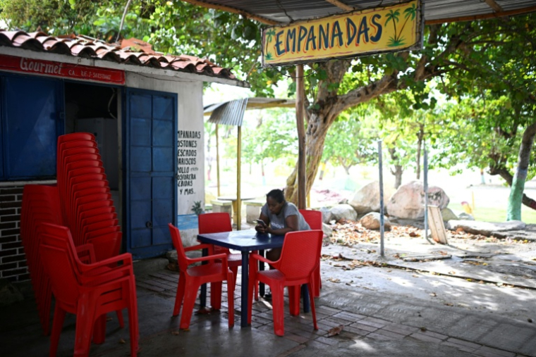 Faisuris Alvarez, 39 ans, devant son commerce d'empanadas, dans l'Etat vénézuélien de La Guaira, le 8 juillet 2026 ( AFP / Federico PARRA )