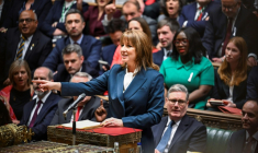 Photo diffusée par la Chambre des communes du Parlement britannique, le 26 novembre 2025, de la chancelière de l'Échiquier britannique, Rachel Reeves (c), à la Chambre des communes à Londres lors de la présentation du budget annuel du gouvernement britannique ( House of Commons / Handout )
