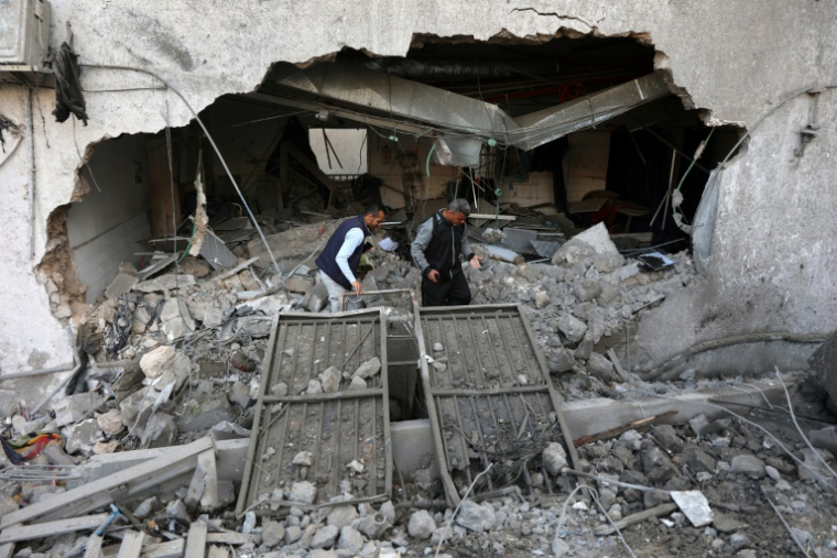 Des Palestiniens inspectent les destructions à la suite d'une frappe israélienne sur l'hôpital Al-Ahli dans la ville de Gaza, le 13 avril 2025 ( AFP / Omar AL-QATTAA )