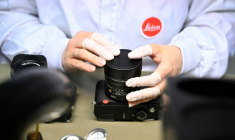 Un employé assemble une caméra Leica à Wetzlar, Allemagne, en mars 2025. ( AFP / Kirill KUDRYAVTSEV )