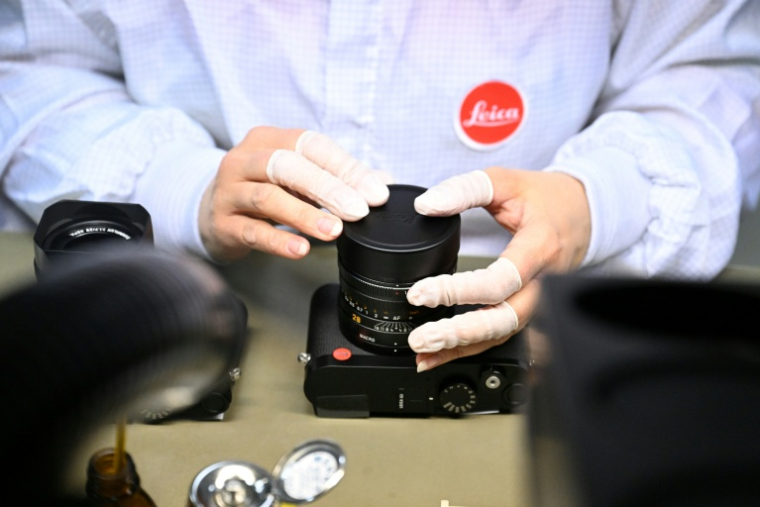 Un employé assemble une caméra Leica à Wetzlar, Allemagne, en mars 2025. ( AFP / Kirill KUDRYAVTSEV )