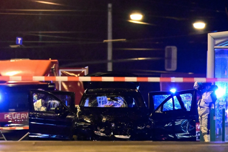La police scientifique examine la voiture qui a foncé dans la foule sur un marché de Noël à Magdebourg, dans l'est de l'Allemagne, le 21 décembre 2024 ( AFP / John MACDOUGALL )