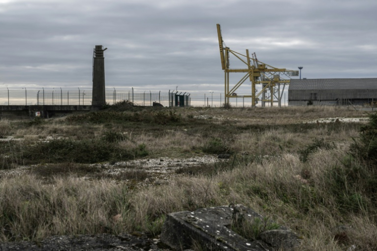 Cette photographie, prise le 27 janvier 2023, montre une vue du terminal portuaire du Verdon-sur-Mer, où l'entreprise Pure-Salmon espère installer une vaste ferme d'élevage et une unité de transformation du saumon sur une superficie de 14 hectares ( AFP / Philippe LOPEZ )